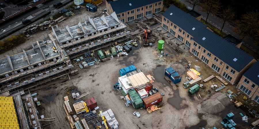 Een luchtfoto van een nieuwbouw woningwijk in aanbouw