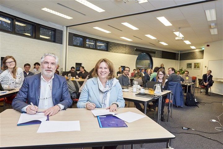 Ondertekening samenwerkingsovereenkomst CBDS en UT tijdens DataCamp.