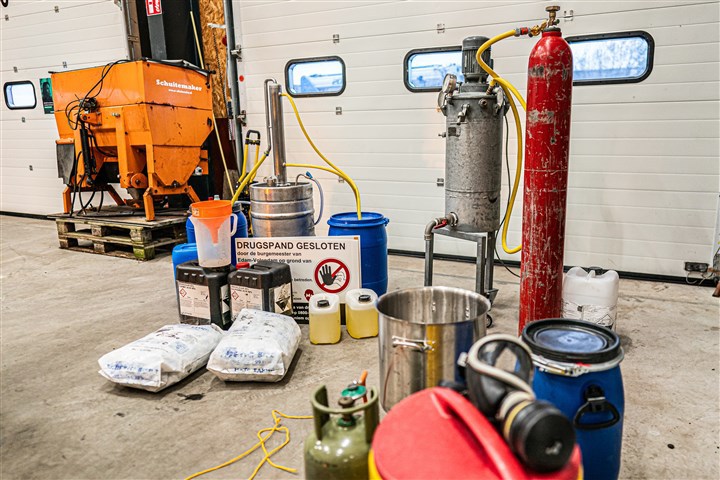 Nagebouwd drugslab voor educatie om signalen van drugscriminaliteit te herkennen