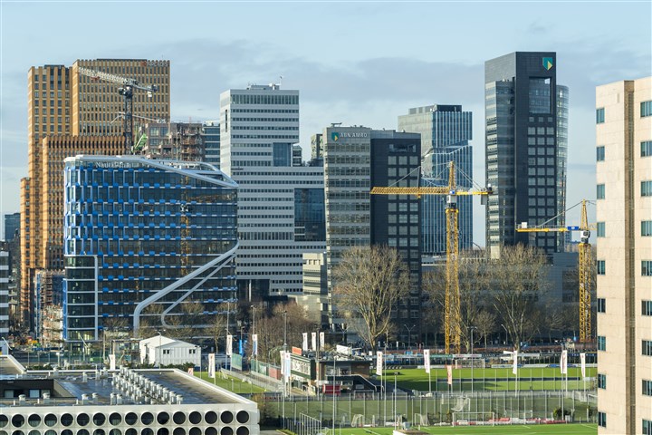 De Zuidas in Amsterdam is een zakendistrict met veel bedrijven