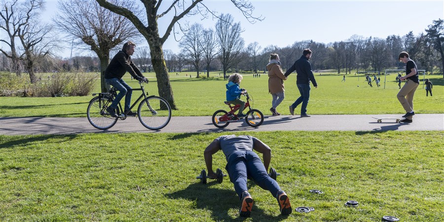 Veel mensen zijn vandaag met het mooie weer buiten aan het sporten, wandelen, en fietsen in het Goffertpark in Nijmegen