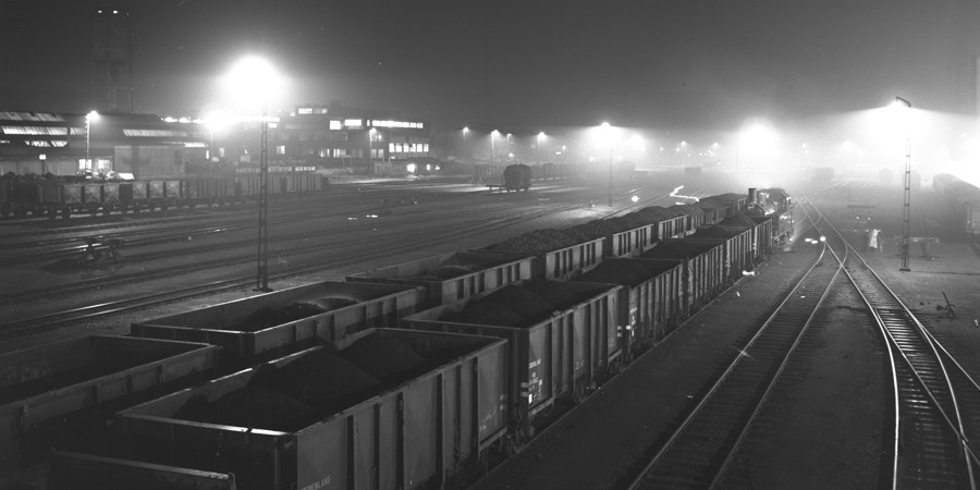 Treinen met steenkool op het emplacement Maurits te Geleen voor vertrek naar Velden. 1949 Treinen met steenkool op het emplacement Maurits te Geleen voor vertrek naar Velden. 1949