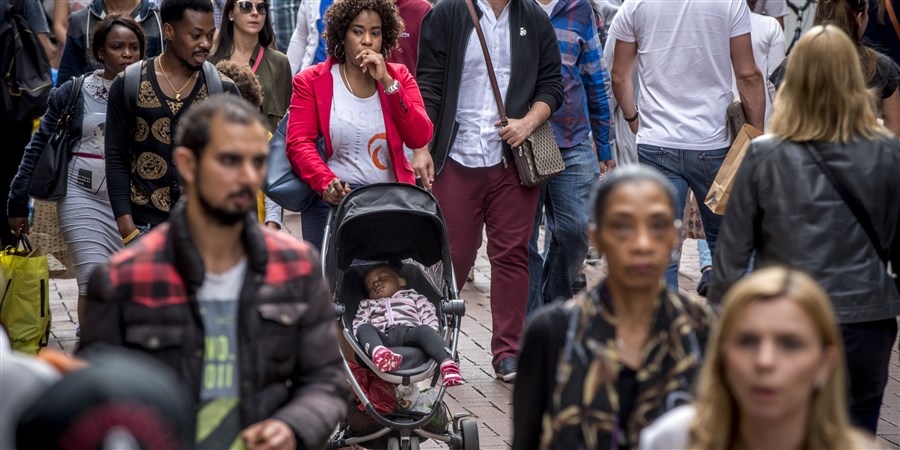 Mensenmassa met en zonder migratieachtergrond