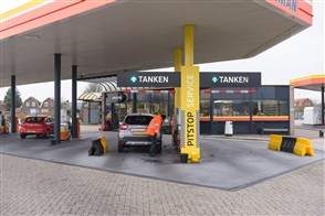  De Heerlense vestiging van CBS, met op de voorgrond een bord met het CBS-logo en de tekst "Centraal Bureau voor de Statistiek".