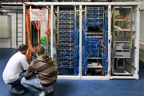 Mannen bij mainframecomputer
