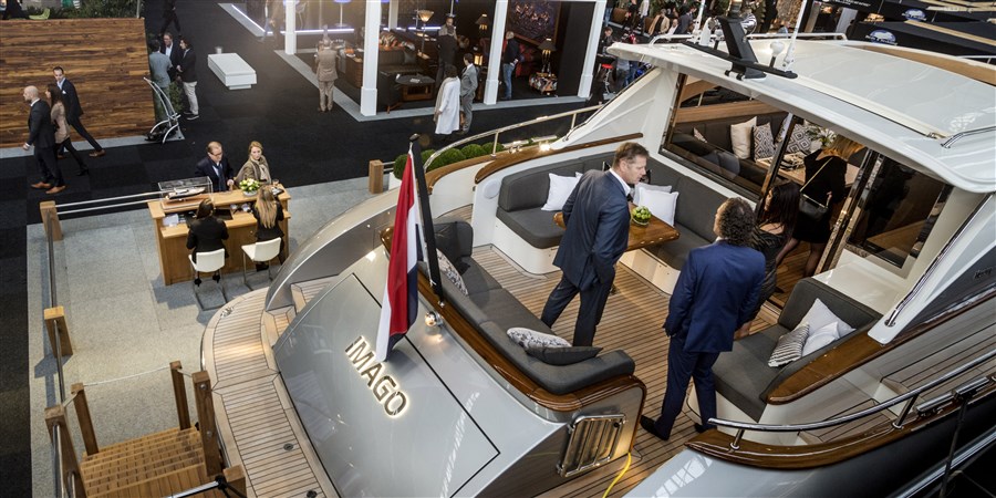 Mannen bekijken een luxe boot op de beurs voor luxe lifestyle