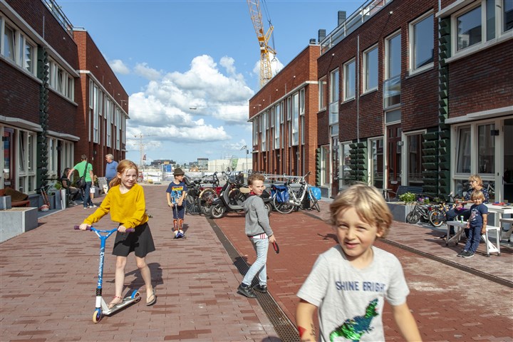 Kinderen spelen op straat in nieuwbouwwijk Amsterdamse Houthavens