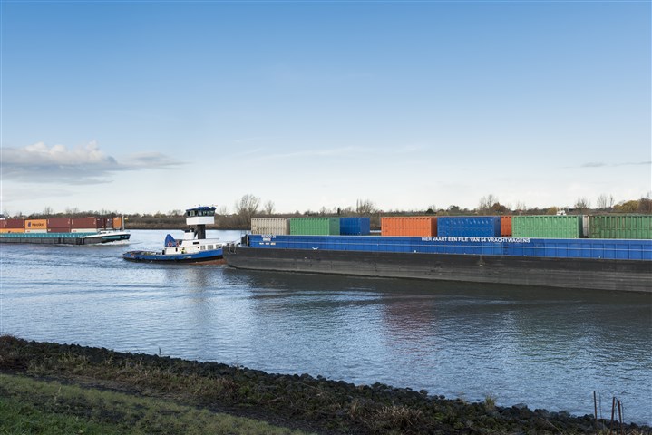 Binnenvaartschepen met containers