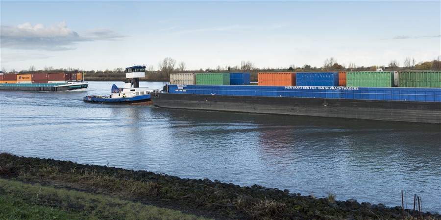Binnenvaartschepen met containers