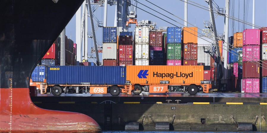 Schepen met containers op de Maasvlakte Haven