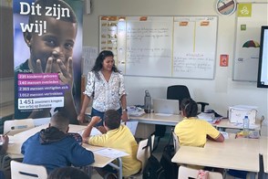Esther Meijer-Sedney gives guest lesson to pupils at a primary school in Bonaire