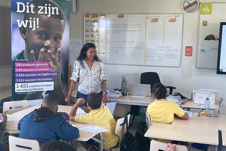 Esther Meijer-Sedney geeft een gastles over data aan leerlingen van de basisschool op Bonaire