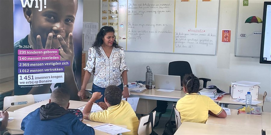 Esther Meijer-Sedney geeft een gastles over data aan leerlingen van de basisschool op Bonaire
