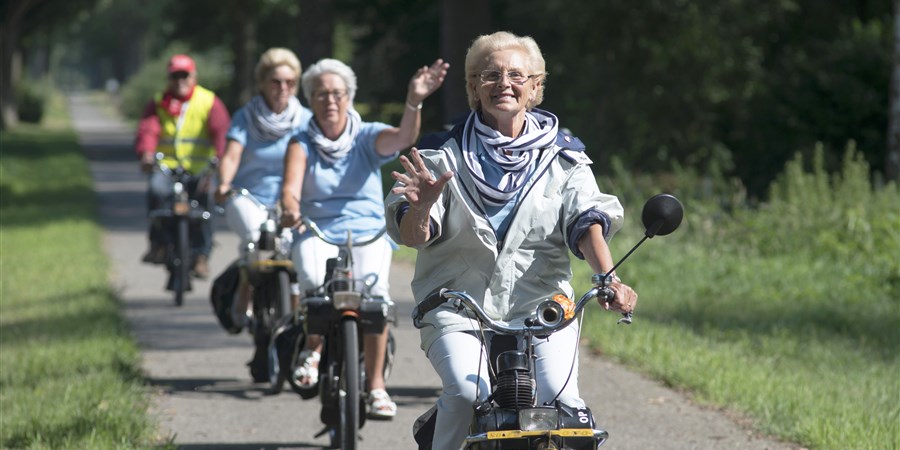 Brabant, De Peel, 29 augustus 2015, ouderen op de solex tijdens de Peellandrit