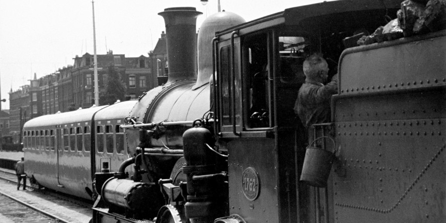 Stoomlocomotief vervoert kolen, Amsterdam, 1937-1938 Stoomlocomotief vervoert kolen, Amsterdam, 1937-1938