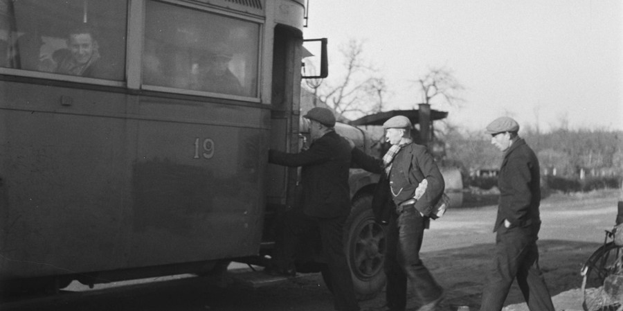 Mijnwerkers stappen in bus op weg naar de Kolenmijnen in Limburg, 1945 Mijnwerkers stappen in bus op weg naar de Kolenmijnen in Limburg, 1945