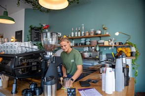  De Heerlense vestiging van CBS, met op de voorgrond een bord met het CBS-logo en de tekst "Centraal Bureau voor de Statistiek".