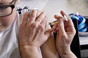 Jongen krijgt BMR prik bij GGD