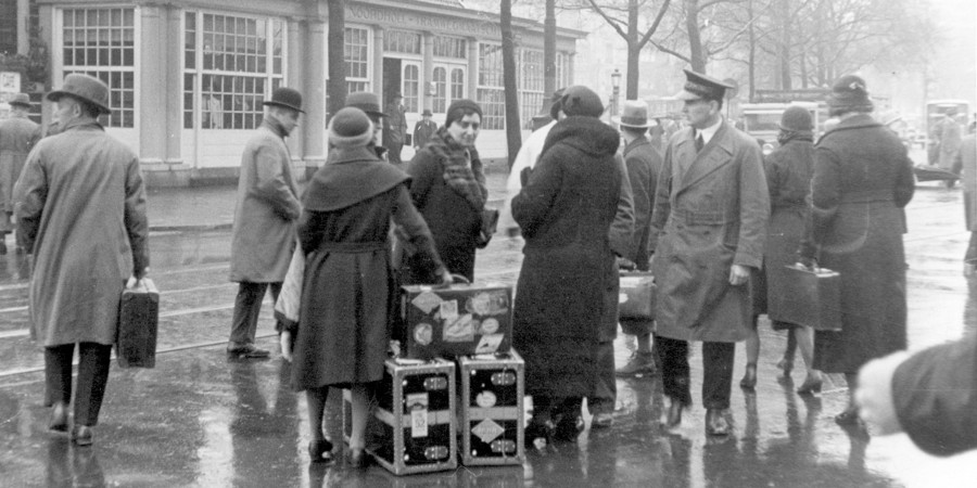 Aanloop Tweede Wereldoorlog. Joodse vluchtelingen uit Duitsland bij hun aankomst op het Centraal Station in Amsterdam. Amsterdam, Nederland, april 1933. | Nationaal Archief