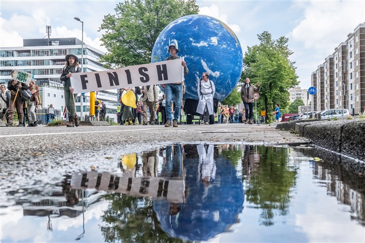 Demonstranten op de Amsterdamse Zuidas tijdens een klimaatmars, 2024.