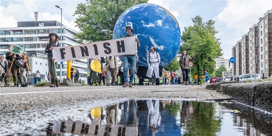 Demonstranten op de Amsterdamse Zuidas tijdens een klimaatmars.