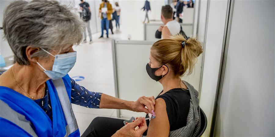 Meisje krijgt vaccinatieprik tegen het coronavirus