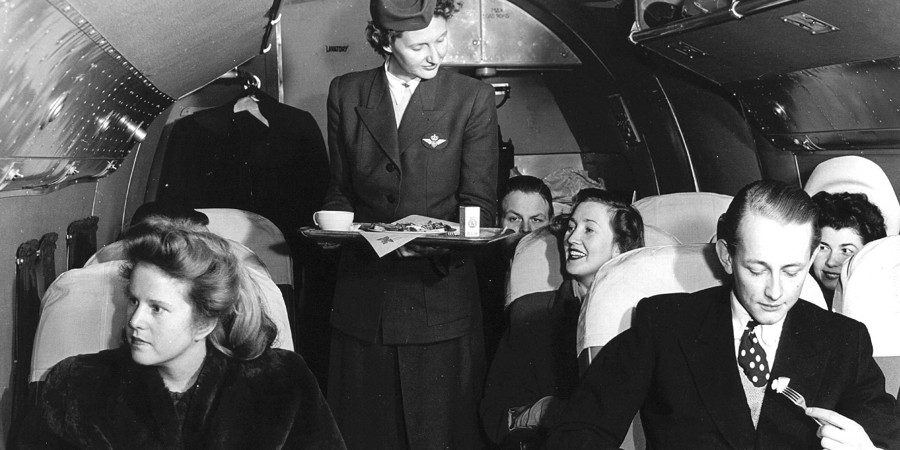 Een stewardess serveert het eten in een DC-3 van de KLM in 1947