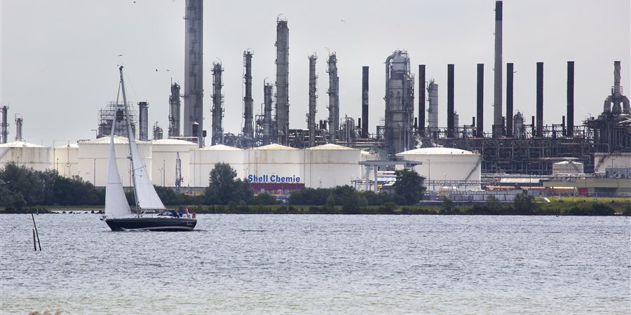 Fabriek van Shell Chemie in Moerdijk, Noord-Brabant