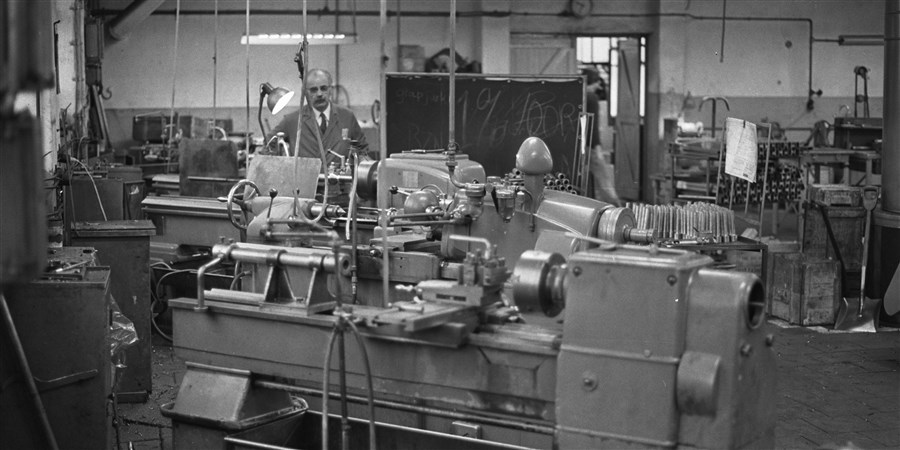 Staking in machinefabriek NV Lomefa Hoorn voor 'vakbondstientje'. Dir. Van der Laan staat in zijn eentje achter een machine.