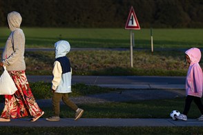  De Heerlense vestiging van CBS, met op de voorgrond een bord met het CBS-logo en de tekst "Centraal Bureau voor de Statistiek".
