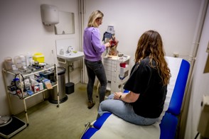  De Heerlense vestiging van CBS, met op de voorgrond een bord met het CBS-logo en de tekst "Centraal Bureau voor de Statistiek".