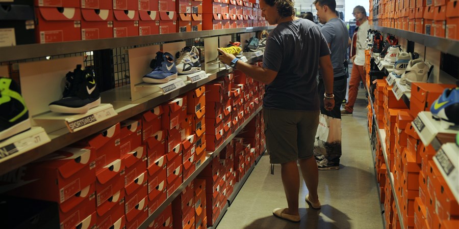 Mensen shoppen in Batavia stad fashion outlet, op de schoenenafdeling