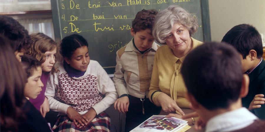 Kinderen van gastarbeiders krijgen les. Nederland, 1972