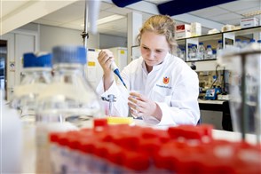  De Heerlense vestiging van CBS, met op de voorgrond een bord met het CBS-logo en de tekst "Centraal Bureau voor de Statistiek".