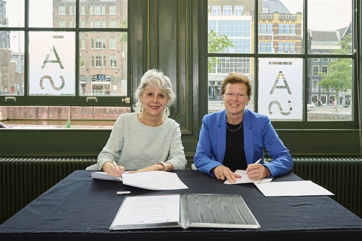 Formal signature of the collaboration between CBS and UvA/IAS