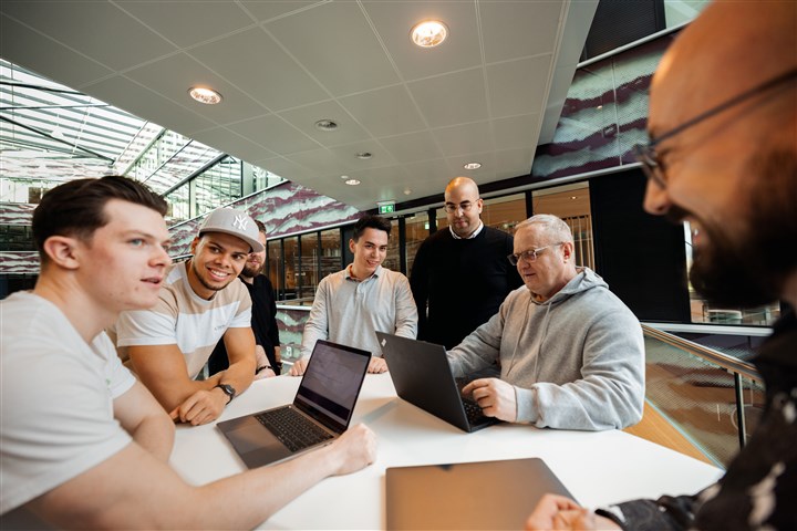 CBS-collega’s in Heerlen met elkaar in vergadering