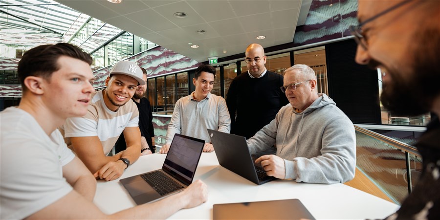 CBS-collega’s in Heerlen met elkaar in vergadering