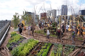  De Heerlense vestiging van CBS, met op de voorgrond een bord met het CBS-logo en de tekst "Centraal Bureau voor de Statistiek".