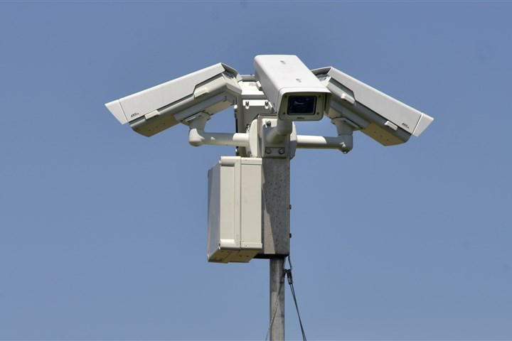 Mobiele bewakingscameras op het terrein van een bouwproject.