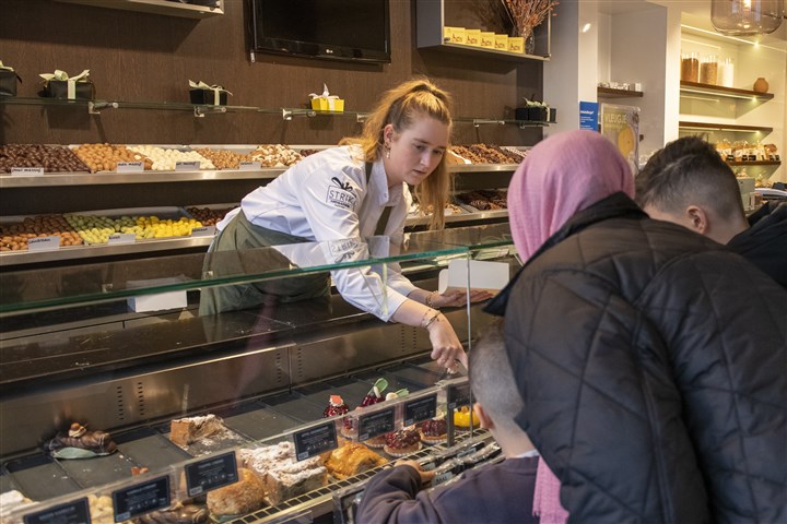 Vrouw doet boodschappen in een supermarkt met een boodschappenkar