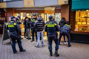  De Heerlense vestiging van CBS, met op de voorgrond een bord met het CBS-logo en de tekst "Centraal Bureau voor de Statistiek".