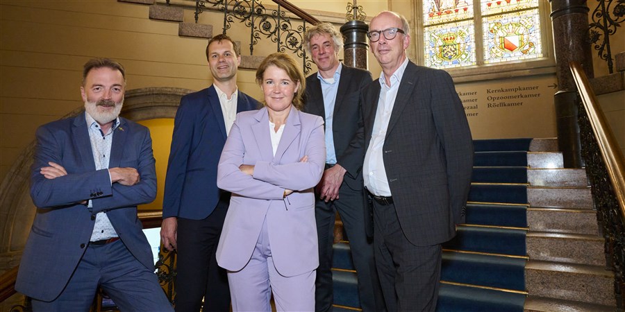 Directeur-Generaal Angelique Berg en Barry Schouten samen op de foto met het College van Bestuur van de Universiteit Utrecht