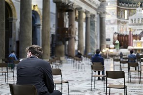  De Heerlense vestiging van CBS, met op de voorgrond een bord met het CBS-logo en de tekst "Centraal Bureau voor de Statistiek".