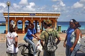 lokale kinderen met hun fietsen in kralendijk op Bonaire.