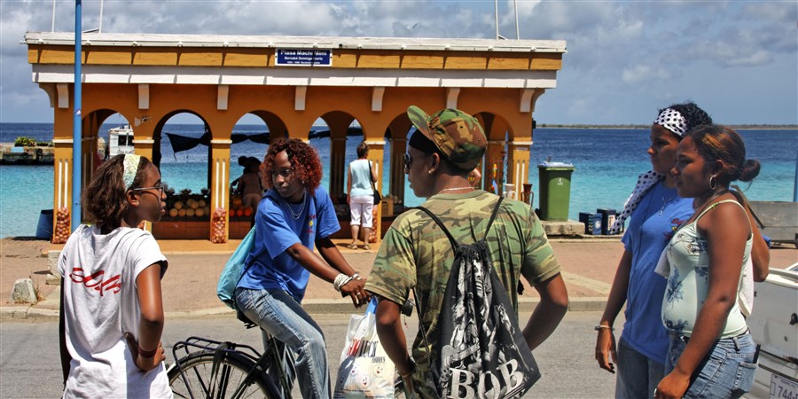 lokale kinderen met hun fietsen in kralendijk op Bonaire.