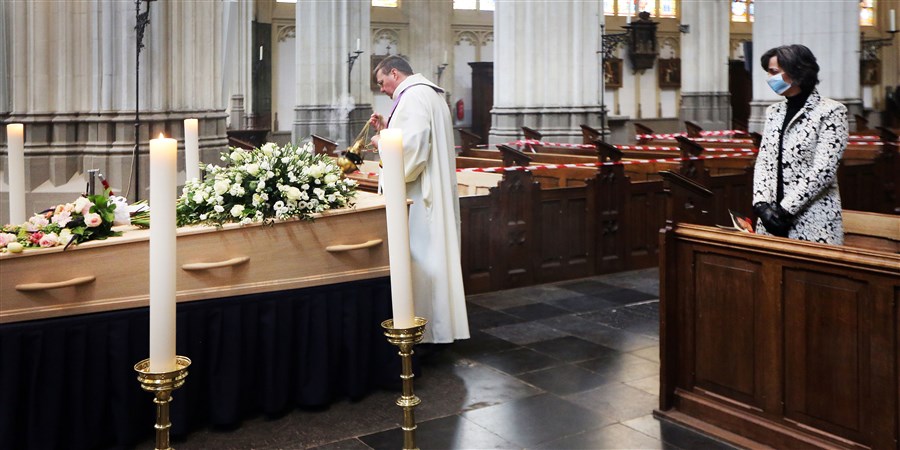 Begrafenis in de Sint Janskerk te Den Bosch naar aanleiding van het overlijden van een coronapatiënt