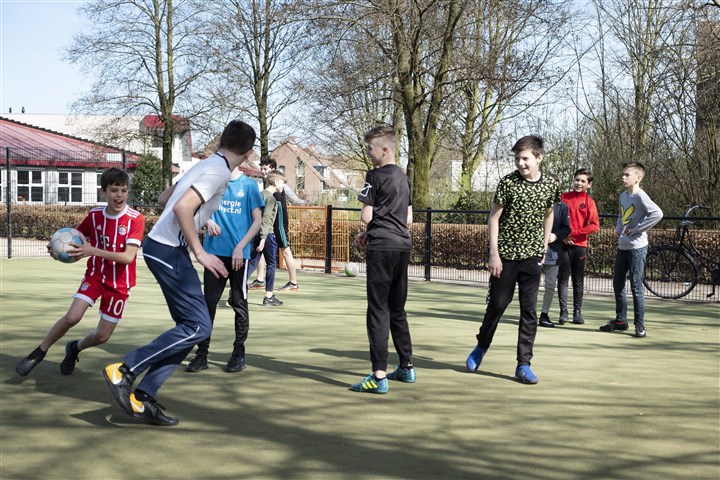 Foto spelende kinderen op een grasveldje