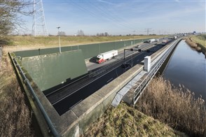 Autos rijden de Vlaketunnel, onder het kanaal door Zuid Beveland, in.