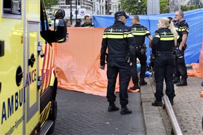 Dodelijk verkeersongeval in het centrum van Rotterdam met politie en ambulance inmiddels aanwezig.