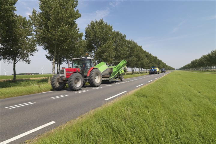 Tractoren op de autoweg